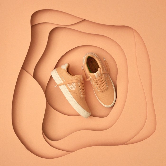 Cariuma pantone color of the year peach fuzz oca low sneakers