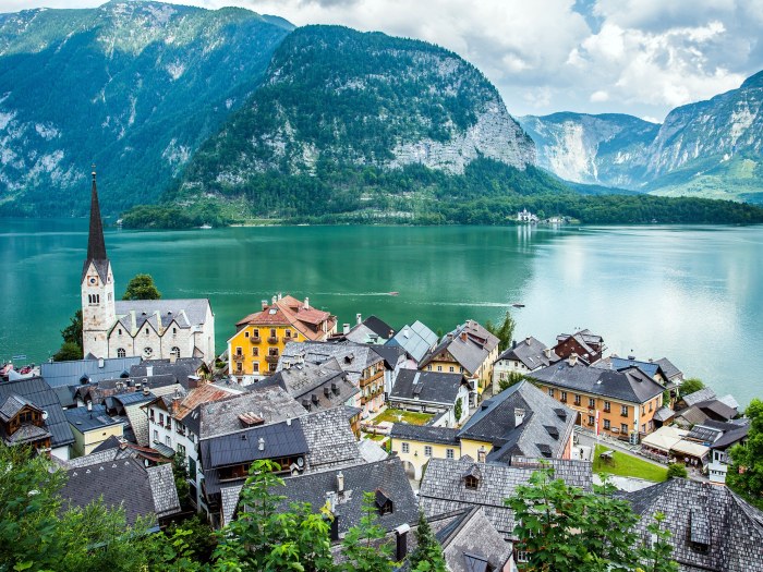 Hallstatt over tourism frozen