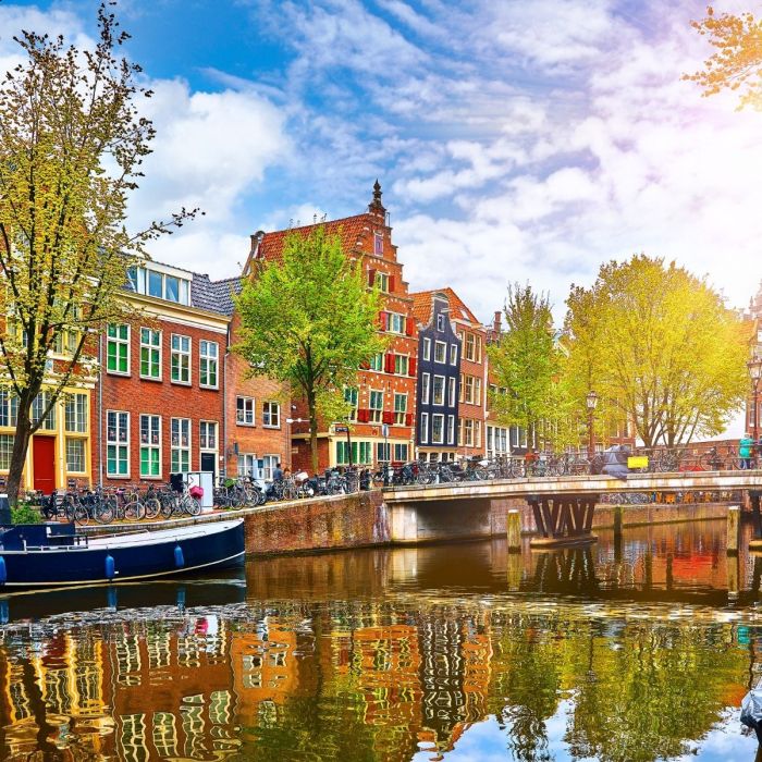 10 Things You Need to Know About Amsterdam - Quirky Facts that Make ... Amsterdam red light district move