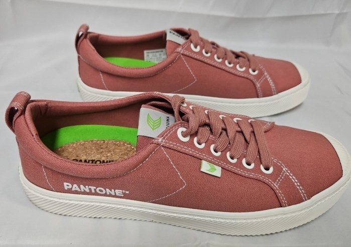 Cariuma pantone color of the year peach fuzz oca low sneakers