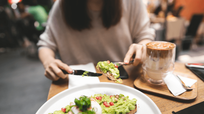 Trip ideas solo travel tips for eating at restuarants while traveling