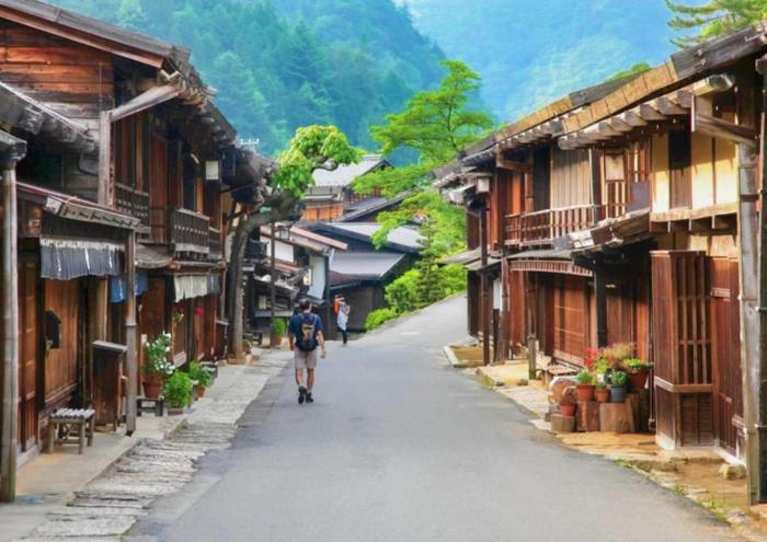 Nakasendo way ancient walking route japan