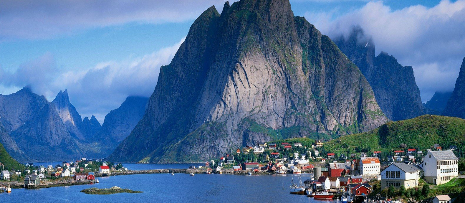 Chasing the Northern Lights on a Budget: Your Guide to Cheap Flights and an Unforgettable Norwegian Adventure